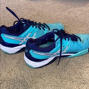 Women’s tennis shoes.